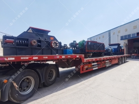 1200*1200雙齒輥破碎機(jī)，兩臺(tái)900*900軌道移動(dòng)雙齒輥破碎機(jī)發(fā)往云南