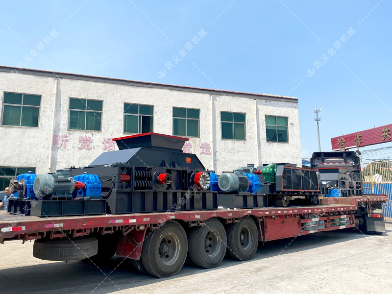 1200*1200雙齒輥破碎機(jī)，兩臺(tái)900*900軌道移動(dòng)雙齒輥破碎機(jī)發(fā)往云南