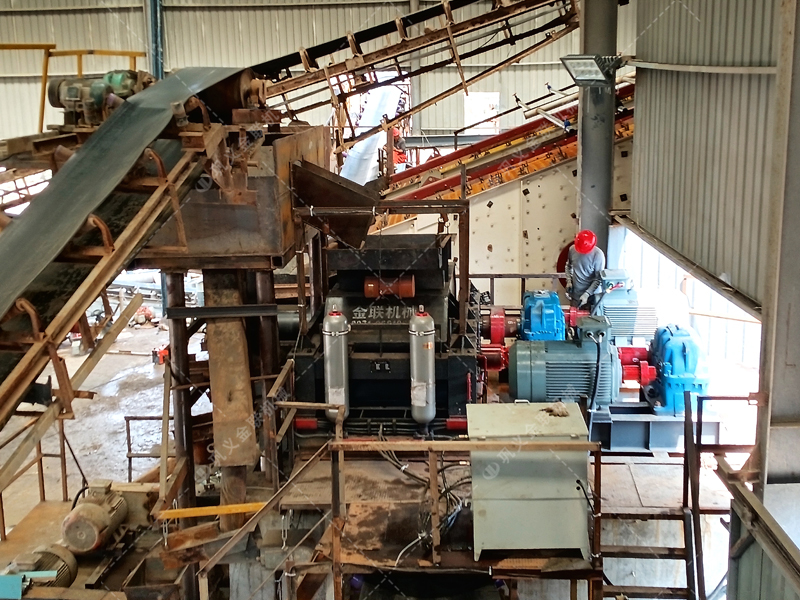 硅礦石對輥制砂機(jī)：180噸/時高效能，如何選擇實力廠家是關(guān)鍵